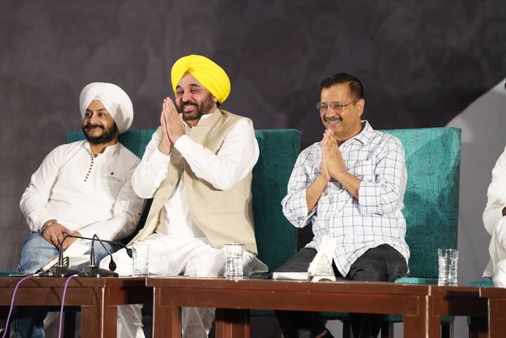 ਇਸ ਮੌਕੇ 'ਆਪ' ਪੰਜਾਬ ਦੇ ਸੂਬਾ ਪ੍ਰਧਾਨ ਅਤੇ ਸੰਸਦ ਭਗਵੰਤ ਮਾਨ ਨੇ ਕਿਹਾ, ''ਦੇਸ਼ 'ਚ ਸਥਾਪਤ ਸਰਕਾਰਾਂ ਵਪਾਰੀਆਂ, ਆੜਤੀਆਂ ਅਤੇ ਉਦਯੋਗਪਤੀਆਂ ਨੂੰ ਚੋਰ ਸਮਝਦੀਆਂ ਹਨ, ਜਦੋਂ ਕਿ ਇਹੀ ਲੋਕ ਸਭ ਤੋਂ ਵੱਧ ਟੈਕਸ ਅਦਾ ਕਰਦੇ ਹਨ। ਕਾਰੋਬਾਰੀ ਇਮਾਨਦਾਰ ਸਰਕਾਰ ਨੂੰ ਖ਼ੁਸ਼ੀ ਨਾਲ ਟੈਕਸ ਦਿੰਦਾ, ਕਿਉਂਕਿ ਉਸ ਨੂੰ ਪਤਾ ਇਸ ਟੈਕਸ ਦਾ ਲਾਭ ਕਿਸੇ ਨਾ ਕਿਸੇ ਰੂਪ 'ਚ ਉਸ ਨੂੰ ਜਾਂ ਉਸ ਦੇ ਪਰਿਵਾਰ ਨੂੰ ਮਿਲੇਗਾ।''