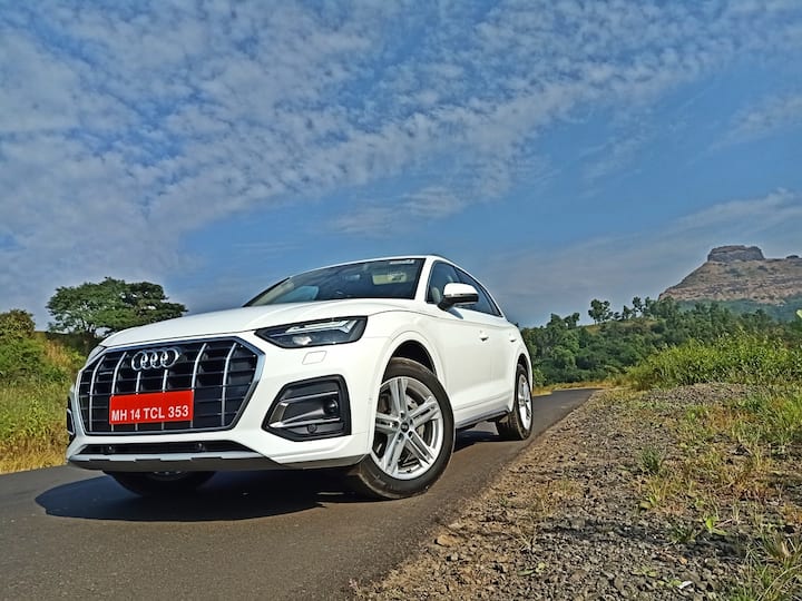 दूर से आप इसे ऑडी के अलावा किसी और चीज के लिए नहीं समझ सकते हैं, खासकर उस विशाल ग्रिल अप-फ्रंट के साथ जो इस एसयूवी को अधिकांश पहचान देता है. ये एसयूवी पिछली Q5 के मुकाबले एक चपटी ग्रिल के साथ लाइनें थोड़ी शार्प हैं. यहां तक कि बंपर के निचले आधे हिस्से को भी बदला गया है. बेशक आप नए एलईडी लैंप और 19 इंच के अलॉय व्हील्स को भी भूल नहीं सकते हैं, जबकि रियर-लैंप काफी पतले हैं. दूसरे शब्दों में कहें तो ऑडी की ये नई एसयूवी थोड़ी स्पोर्टी है जो हमें काफी पसंद है.