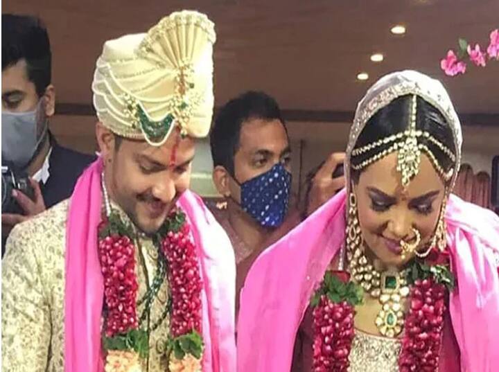 आदित्य नारायण आणि श्र्वेता अग्रवालने मागील वर्षात 1 डिसेंबरला लग्न केले होते. सोशल मीडियावर त्यांच्या लग्नाचे आणि हनीमूनचे फोटो खूपच व्हायरल झाले होते.