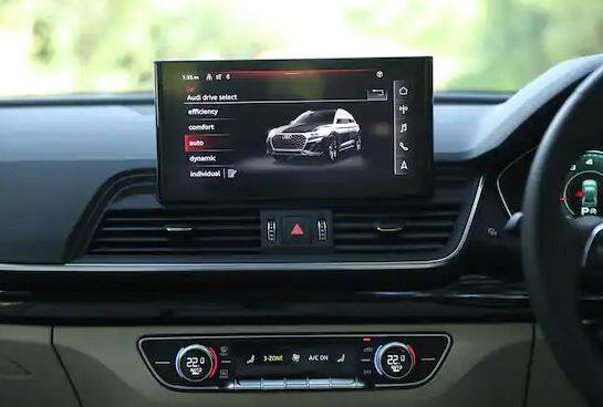 ਭਾਰਤ ਵਿੱਚ ਔਡੀ ਆਪਣੀ Q ਰੇਂਜ ਲਈ ਸਭ ਤੋਂ ਵੱਧ ਜਾਣੀ ਜਾਂਦੀ ਹੈ ਅਤੇ ਇਸ ਵਿੱਚ ਕੋਈ ਸ਼ੱਕ ਨਹੀਂ ਹੈ ਕਿ ਭਾਰਤ ਦੀ ਲਗਭਗ ਅੱਧੀ ਵਿਕਰੀ ਇਸ ਦੀਆਂ SUVs ਤੋਂ ਆਉਂਦੀ ਹੈ। ਹਾਲਾਂਕਿ ਔਡੀ ਕੁਝ ਸਮੇਂ ਤੋਂ ਪ੍ਰਸਿੱਧ ਮਿਡ-ਸਾਈਜ਼ ਲਗਜ਼ਰੀ SUV ਦੇ ਨਾਲ ਨਹੀਂ ਆ ਰਹੀ ਸੀ, ਪਰ ਹੁਣ Q5 ਇੱਕ ਵਾਰ ਫਿਰ ਭਾਰਤੀ ਬਾਜ਼ਾਰ ਵਿੱਚ ਦਸਤਕ ਦੇਣ ਜਾ ਰਹੀ ਹੈ। ਜਦਕਿ Q5 ਔਡੀ ਦੀ ਸਭ ਤੋਂ ਵੱਧ ਵਿਕਣ ਵਾਲੀ SUV ਸੀ, ਹੁਣ ਇਸ ਨਵੀਂ ਕਾਰ ਤੋਂ ਵੀ ਇਹੀ ਉਮੀਦ ਕੀਤੀ ਜਾ ਰਹੀ ਹੈ।