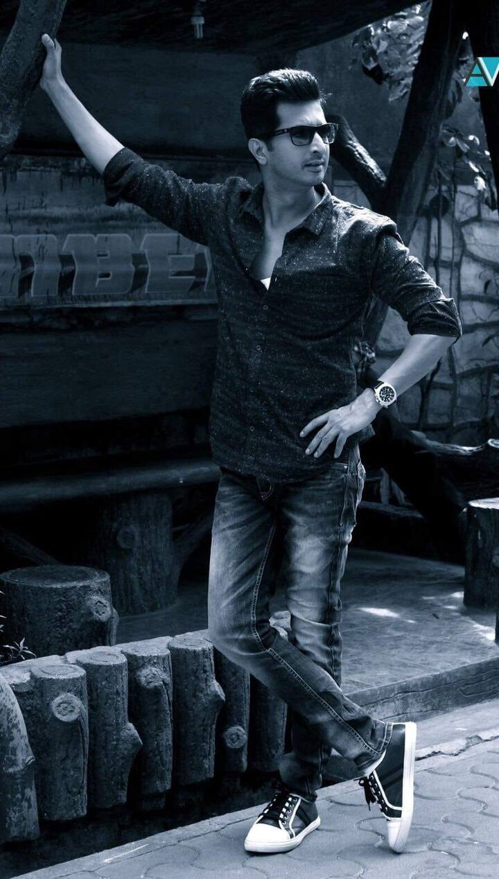 सचित लवकरच 'तमाशा' सिनेमातून प्रेक्षकांच्या भेटीला येणार आहे. कोरोनाआधी सचित 'महारथी' नाटक करत होता. त्याचे दिग्दर्शन विजय केंकरेंने केले होते. (Photo:@patil_sachit/IG)