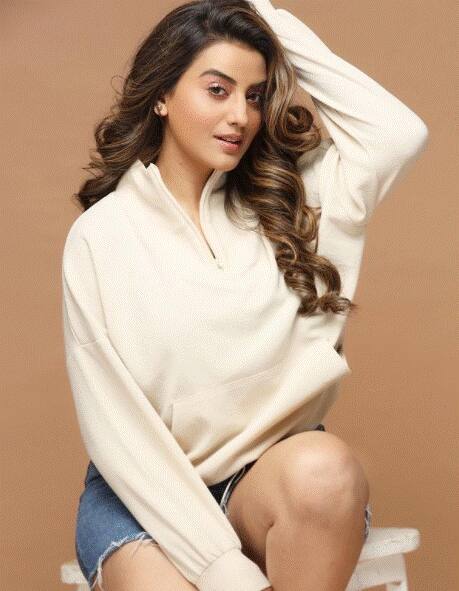 अक्षरा सिंह को फैंस भोजपुरी क्वीन के नाम से भी जानते हैं. अक्षरा अक्सर सोशल मीडिया पर अपनी बोल्ड और ग्लैमरस फोटो शेयर कर फैंस को दीवाना बनाती रहती हैं. फैंस को अक्षरा सिंह का ट्रेडिशनल से लेकर वेस्टर्न तक हर अंदाज खूब पसंद आता है.