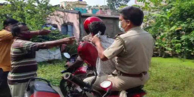 Tarakeswar: local people beaten and hand over thief to police Tarakeswar: চুরির অভিযোগে এক যুবক ও গৃহবধূকে হেনস্থা গ্রামবাসীদের