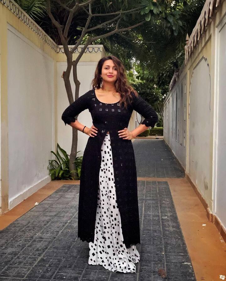 टेलिव्हिजन इंडस्ट्रीमधील प्रसिद्ध अभिनेत्री दिव्यांका त्रिपाठीच्या निखळ हास्यावर लाखो चाहते फिदा आहेत. पण तुम्हाला माहिती आहे का? दिव्यांका एका शोसाठी किती पैसे घेते? जाणून घेऊया दिव्यांका त्रिपाठीच्या नेट वर्थबाबत... (Photo:@divyankatripathidahiya/IG)