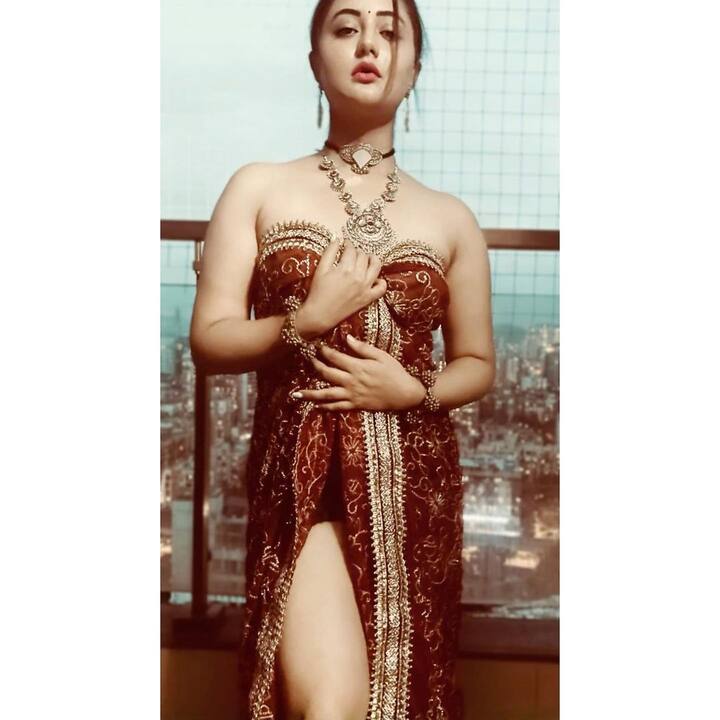 रश्मि देसाई सोशल मीडिया पर एक्टिव रहती हैं. उन्हें 4.6 मिलियन लोग फॉलो करते हैं, जबकि वो सिर्फ 511 लोगों को ही फॉलो करती हैं. उनकी हर फोटो फैंस का काफी पसंद आती हैं.