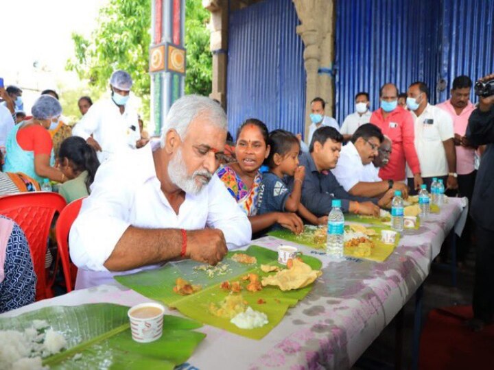 ”அவமானப்படுத்துறாங்க“ : முறையிட்ட நரிக்குறவர் பெண்ணுடன் அன்னதான உணவு உண்டார் அமைச்சர் சேகர்பாபு