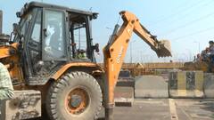 Delhi-Ghazipur Border की एक सड़क पर पुलिस हटा रही है बैरिकेड | Ground Report