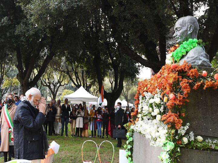 PM Modi pays floral tribute to Mahatma Gandhi at Piazza Gandhi in Rome G20 Summit: रोम में पीएम मोदी ने महात्मा गांधी को दी श्रद्धांजलि, भारतीय समुदाय के लोगों से की मुलाकात