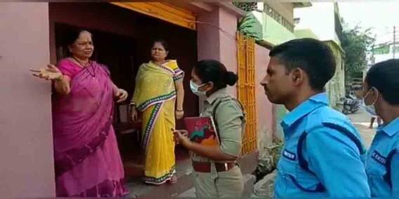 Malda : 'সাতসকালে এত অলঙ্কার পরে কেন বেরিয়েছেন ?', পুলিশ পরিচয়ে বৃদ্ধার গয়না লুঠের অভিযোগ মালদায় Malda : 'সাতসকালে এত অলঙ্কার পরে কেন বেরিয়েছেন ?', পুলিশ পরিচয়ে বৃদ্ধার গয়না লুঠের অভিযোগ মালদায়