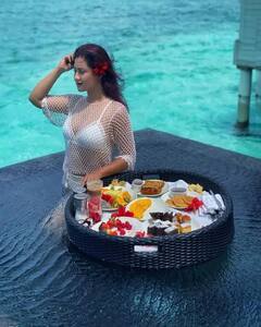 દરિયા કિનારે ટ્રાન્સપરન્ટ ટૉપ પહેરીને રશ્મિ દેસાઇએ સ્વિમિંગ પૂલમાં બતાવી મદમસ્ત અદાઓ, ફેન્સના ઉડ્યા હોશ