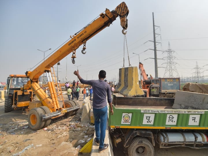 Delhi Singhu Borders Barricades being removed  the road will open in next 2 to 3 days ANN Delhi News: सिंघु बॉर्डर पर कंक्रीट की दीवार और बैरीकेड हटाने का काम जारी, दो से तीन दिन में  खुल जाएगा मार्ग