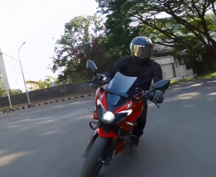 বহুদিন ধরেই বাজাজের বাইকে এই সাসপেনশন চাইছিলেন পালসার ম্যানিয়াকরা। এবার তাদের কথামতো আনা হয়েছে এই নতুন ফিজিক্যাল ফিচার। যার মাধ্যমে গাড়ির চালক ও যাত্রী দুজনেরই সওয়ারি করতে সুবিধা হবে।