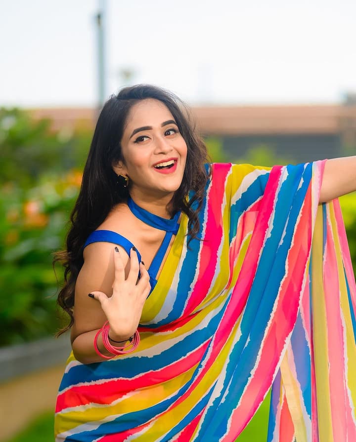(Image credit: Instagram) సినిమాలలోనూ చిన్న చిన్న పాత్రలు చేస్తోంది. ముఖ్యంగా యూట్యూబ్ షేక్ చేస్తున్న బ్యూటీల్లో దీప్తి ఒకరు.