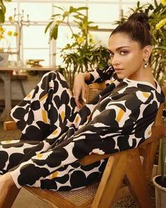 Bold Print Love: બૉલ્ડ પ્રિન્ટના આઉટફિટમાં એકદમ ગ્લેમરસ લાગી દીપિકા પાદુકોણ, લૂક્સે કર્યા ફેન્સને પાગલ