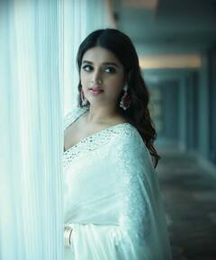 Niddhi Agerwal pics: வெள்ளை புடவையில் தேவதையாய் மிளிரும் சிம்பு பட நடிகை..!
