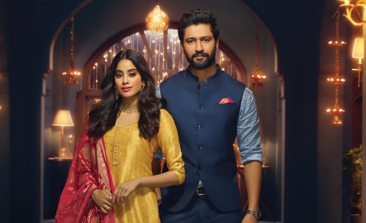 चेंजिंग रूम में मुंह बनाकर कोने में बैठी Janhvi Kapoor का Vicky Kaushal ने बनाया वीडियो, लिख दी ये बात