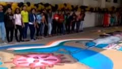 સુરતઃ કોરોના વેક્સિનેશનનું લક્ષ્યાંક પૂર્ણ થતા નર્સિંગ કોલેજના વિદ્યાર્થીઓએ રંગોળી બનાવી કરી ઉજવણી