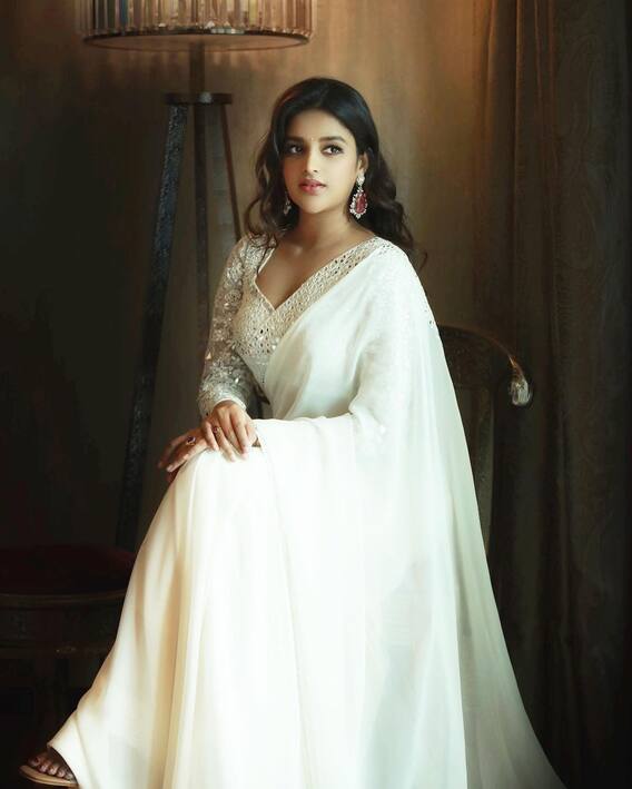 Nidhhi Agerwal Pics: తెల్ల చీరలో ‘ఇస్మార్ట్’ బ్యూటీ.. కేకో కేకహా!