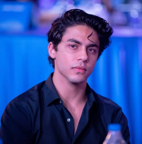 Aryan khan gets bail know Aryan khan s irst reaction after getting bai Aryan Khan Gets Bail: જ્યારે પોલીસ કર્મીએ આર્યનને આપ્યાં જામીનના સમાચાર, હસીને આર્યને  આવું આપ્યું હતું રિએકશન