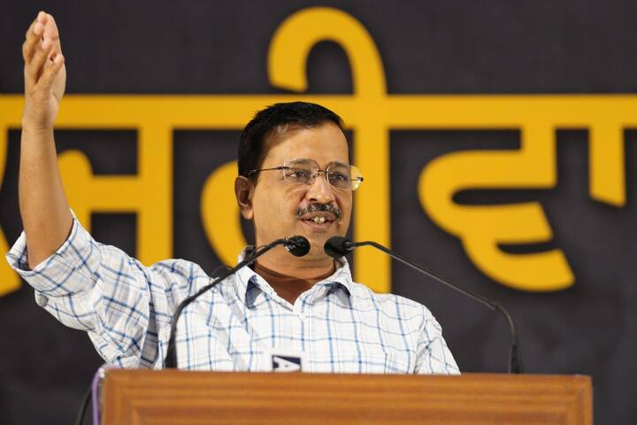 ਅਰਵਿੰਦ ਕੇਜਰੀਵਾਲ ਨੇ ਵਪਾਰੀਆਂ ਅਤੇ ਕਾਰੋਬਾਰੀਆਂ ਤੋਂ ਸਹਿਯੋਗ ਦੀ ਮੰਗ ਕਰਦਿਆਂ ਅਪੀਲ ਕੀਤੀ ਕਿ ਸਮੁੱਚਾ ਕਾਰੋਬਾਰੀ ਜਗਤ ਪੰਜਾਬ 'ਚ ਬਣਨ ਵਾਲੀ 'ਆਪ' ਦੀ ਇਮਾਨਦਾਰ ਸਰਕਾਰ 'ਚ ਪਾਰਟਨਰ (ਭਾਗੀਦਾਰ) ਬਣੇ। ਉਨਾਂ ਕਿਹਾ ਕਿ ਅਸੀਂ ਹੋਰਨਾਂ ਪਾਰਟੀਆਂ ਵਾਂਗ ਵਪਾਰੀਆਂ ਕੋਲੋਂ ਪੈਸੇ ਲੈਣ ਨਹੀਂ, ਸਗੋਂ ਸਹਿਯੋਗ ਮੰਗਣ ਅਤੇ ਸਰਕਾਰ 'ਚ ਹਿੱਸੇਦਾਰ ਬਣਾਉਣ ਆਏ ਹਾਂ, ਕਿਉਂ ਜੋ ਕਿ ਪੰਜਾਬ ਨੂੰ ਵੱਖਰੇ ਤੌਰ 'ਤੇ ਸਥਾਪਤ ਕਰਨਾ ਹੈ ਅਤੇ ਵਿਕਾਸ 'ਤੇ ਸਿਖ਼ਰ 'ਤੇ ਲੈ ਕੇ ਜਾਣਾ ਹੈ।