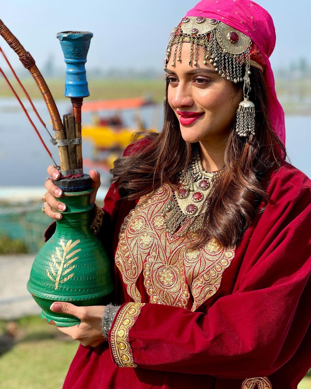 Hina Khan Is 'Kashmir Ki Kali' As Poses in Ethnic Outfits on Occasion of  Eid (View Pics) | LatestLY