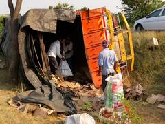 बारामतीत दारु नेणारा ट्रक पलटी, अपघातग्रस्त ट्रकमधून नागरिकांनी  दारुचे बॉक्स पळवले