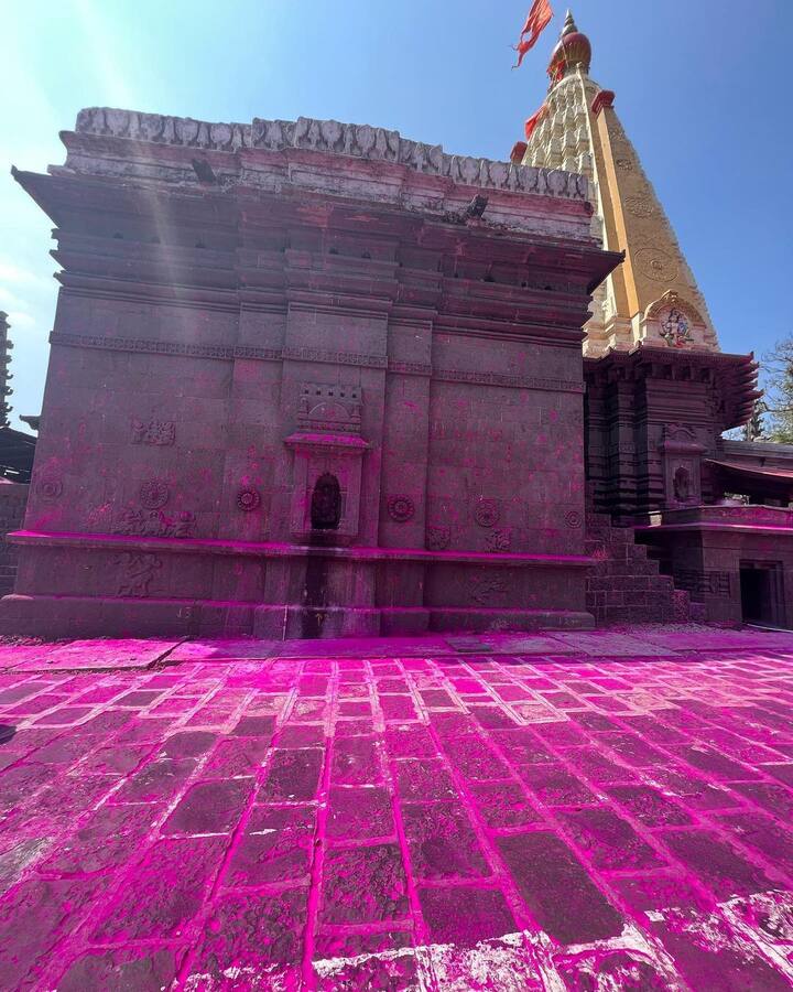महाराष्ट्राची कुलदैवत कोल्हापूरची देवी श्री आंबाबाईचं दर्शन घेतल्यानंतरचे फोटो त्यानं त्याच्या चाहत्यांपर्यंत पोहचवलेत.. (Photo:@suyashtlk/IG)