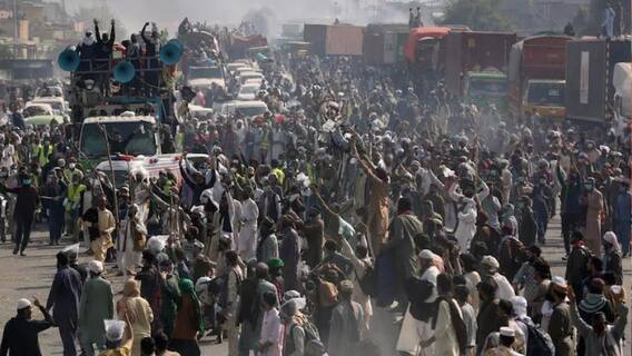 Pakistan: নিষিদ্ধ সংগঠনের সঙ্গে সংঘর্ষ, পাকিস্তানে ৩ পুলিশকর্মীর মৃত্যু| Bangla News