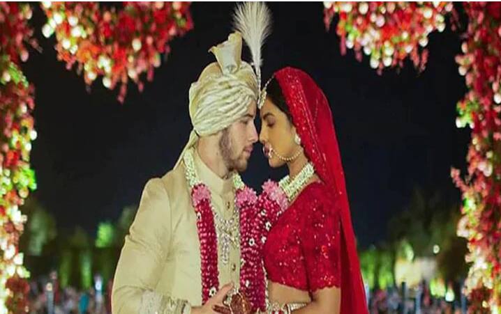 प्रियंका चोप्रा (Priyanka Chopra) आणि निक जोनास (Nick Jonas) यांनी खूपच थाटामाटात लग्न केले होते. त्यांनी जोधपूरमधील उम्मेद भवनात कुटुंब आणि मित्र परिवारासमक्ष 1 डिसेंबरला लग्न केले होते.