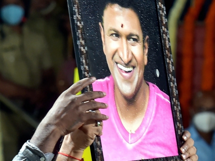 Puneeth Rajkumar Dies: कन्नड़ सुपरस्टार के आखिरी दर्शन के लिए जुटी भारी भीड़, आखिर CM को क्यों करनी पड़ी शांति की अपील?