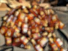 बारामतीत दारु नेणारा ट्रक पलटी, अपघातग्रस्त ट्रकमधून नागरिकांनी  दारुचे बॉक्स पळवले