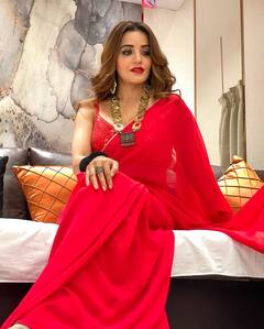 Monalisa in Ravishing Red: भोजपुरी अभिनेत्री मोनालिसा की खूबसूरती और बढ़ा देता है लाल रंग, देखें तस्वीरें