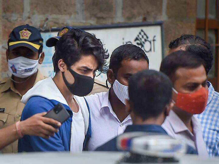 Aryan Khan Released From Mumbai Arthur Road Jail Received By Father Shah Rukh Khan See Pics Aryan Khan Released: ২৩ দিন পর জেল-মুক্তি শাহরুখ-পুত্র আরিয়ান খানের