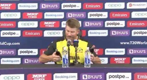 david warner try to remove coca cola bottles from his press conference table ડેવિડ વોર્નર રોનાલ્ડોની જેમ કોકોકોલાની બોટલ હટાવવા ગયો પરંતુ ICCએ........