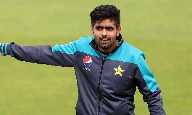 Pakistan Captain Babar Azam Has This Request For His Teammates ભારત સામેની જીત પછી પાકિસ્તાનના કેપ્ટન બાબરે ટીમના ખેલાડીઓને શું કરી રીક્વેસ્ટ ? મુશ્તાકે શું કહ્યું ? જુઓ વીડિયો