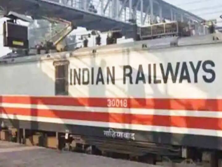 पीएम गतिशक्ति योजना के बाद अब रेलवे की ओर से यह तोहफा मिला है. त्योहार स्पेशल ट्रेन का नाम ‘गतिशक्ति स्पेशल सुपरफास्ट’ है. ये ट्रेन 29 अक्टूबर से सात नवंबर के बीच आनंद विहार टर्मिनल से पटना के बीच चलेगी. (फोटो- प्रतीकात्मक)