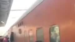 UP के ललितपुर पहुंचीं Priyanka Gandhi, ट्रेन से किया सफर। UP Election 2022