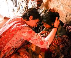 Lalitpur में मृतक किसानों के परिवार से मुलाकात के बाद बोलीं Priyanka Gandhi Vadra- यूपी में सरकार की क्रूरता चरम पर है