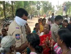 Watch Video : பணம் வேணும்.. பணம் வேணும்.. ஓட்டுக்கு பணம் கேட்டு தர்ணா நடத்திய பெண்கள்..