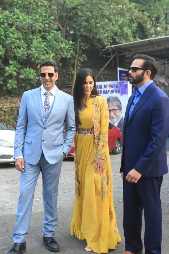 વળી, અક્ષય અને કેટરીનાની સાથે સૂર્યવંશીના નિર્દેશક રોહિત શેટ્ટી પણ પહોંચ્યા હતા. અક્ષય અને રોહિત બન્ને જ ફોર્મલ આઉટફિટમાં દેખાયા.