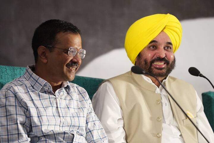 ਭਗਵੰਤ ਮਾਨ ਨੇ ਮੋਦੀ ਸਰਕਾਰ ਦੀ ਅਲੋਚਨਾ ਕਰਦਿਆਂ ਕਿਹਾ, ''ਭਾਜਪਾ ਸਾਡੇ ਆੜਤੀਆਂ ਨੂੰ ਚੋਰ, ਵਿਚੋਲਿਆਂ ਹੋਰ ਪਤਾ ਨਹੀਂ ਕੁੱਝ ਕਹਿੰਦੀ ਹੈ, ਜਦਕਿ ਆੜਤੀ ਕਿਸਾਨ ਦਾ ਸਰਵਿਸ ਪ੍ਰੋਵਾਈਡਰ (ਸੇਵਾਵਾਂ ਦੇਣ ਵਾਲਾ) ਹੈ। ਉਨਾਂ ਕਿਹਾ ਕਿ ਕਿਸਾਨਾਂ ਅਤੇ ਆੜਤੀਆਂ ਦਾ ਸਦੀਆਂ ਪੁਰਾਣਾ ਅਟੁੱਟ ਰਿਸ਼ਤਾ ਰਿਹਾ ਹੈ। ਇੱਥੋਂ ਤੱਕ ਕਿ ਆੜਤੀਏ ਕਿਸਾਨਾਂ ਦੇ ਧੀਆਂ-ਪੁੱਤਾਂ ਦੇ ਰਿਸ਼ਤੇ ਵੀ ਕਰਵਾਉਂਦੇ ਹਨ ਅਤੇ ਇਹ ਰਿਸ਼ਤੇ ਸਭ ਤੋਂ ਮਜ਼ਬੂਤ ਸਾਬਤ ਹੁੰਦੇ ਹਨ। ਉਨਾਂ ਆੜਤੀਆਂ ਨੂੰ ਕਿਸਾਨਾਂ ਦਾ ਅਨਐਲਾਣਿਆਂ ਸੀ.ਏ. (ਚਾਰਟਰਡ ਅਕਾਉਟੇਂਟ) ਵੀ ਕਿਹਾ।