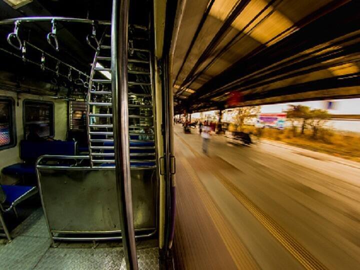 প্রায় ৬ মাস পরে ফের লোকাল ট্রেন চালু করতে রাজ্যের অনুমতি