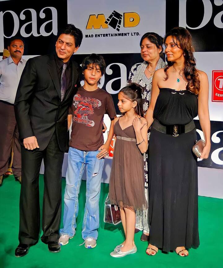 A throwback pic of Shah Rukh Khan and family from a red carpet event.