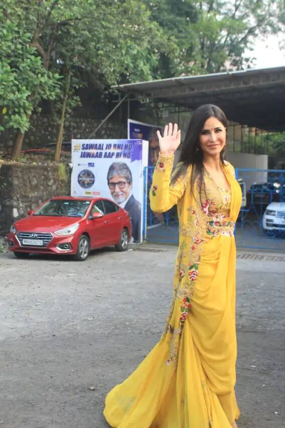 મુંબઇઃ કેટરીના કૈફ આજકાલ વિક્કી કૌશલ સાથે લગ્નની ખબરોને લઇને છવાયેલી છે. મીડિયા રિપોર્ટ્સમાં કહેવામાં આવ્યુ છે કે, બન્ને ડિસેમ્બરમાં લગ્ન કરી લેશે. હવે લગ્નની ખબરોની વચ્ચે પહેલીવાર કેટરીના કૈફ સ્પૉટ થઇ છે.