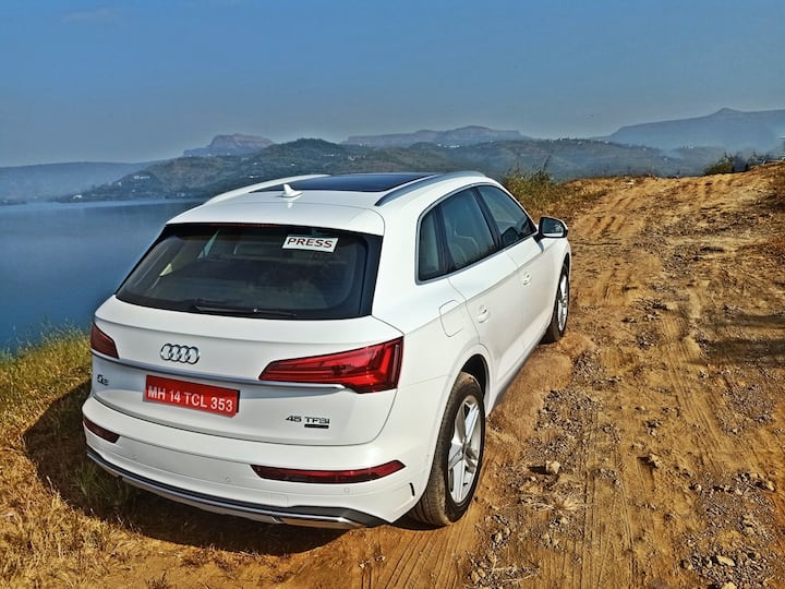 Audi Q5-এ রয়েছে 'থ্রি-জোন এয়ার কন্ডিশনিং' ফিচার।একটি ডিজিটাল ককপিট, একটি 10.1-ইঞ্চি টাচস্ক্রিন ছাড়াও ওয়্যারলেস চার্জিং, একটি বড় প্যানোরামিক সানরুফ, ড্রাইভার মেমরি-সহ পাওয়ার-অ্যাডজাস্ট ফ্রন্ট সিট, অ্যাম্বিয়েন্ট লাইটিংয়ের 30টি অপশন, পার্ক অ্যাসিস্ট দেওয়া হয়েছে গাড়িতে।