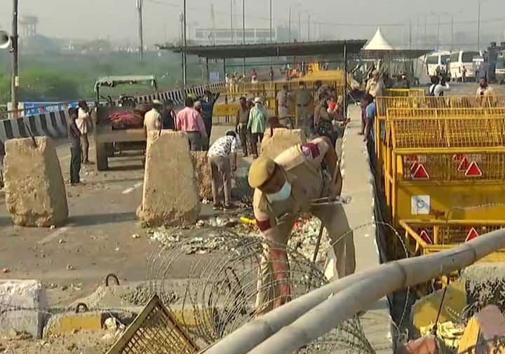 Farmers Protest: Police barricading being removed from Ghazipur and Tikri border ANN Farmers Protest: दिल्ली के गाज़ीपुर और टीकरी बॉर्डर से पुलिस ने हटाई बैरिकेडिंग, जल्द रास्ता खुलने की उम्मीद