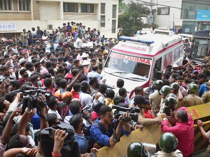 Puneeth Rajkumar Dies: कन्नड़ सुपरस्टार के आखिरी दर्शन के लिए जुटी भारी भीड़, आखिर CM को क्यों करनी पड़ी शांति की अपील?