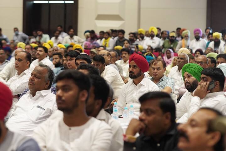 ਮਾਨ ਨੇ ਕਿਹਾ ਕਿ ਪੰਜਾਬ ਦੀ ਕਾਂਗਰਸ ਸਰਕਾਰ ਕੋਲ ਨਾ ਉਦਯੋਗਿਕ, ਨੀਤੀ ਹੈ, ਨਾ ਵਪਾਰਿਕ ਨੀਤੀ ਹੈ ਅਤੇ ਨਾ ਹੀ ਸਿੱਖਿਆ ਅਤੇ ਸਿਹਤ ਦੀ ਨੀਤੀ ਹੈ। ਉਨਾਂ ਕਿਹਾ ਕਿ ਦੇਸ਼ ਇੱਕ ਹਨੇਰੀ ਸੁਰੰਗ 'ਚ ਡਿਗ ਚੁੱਕਾ ਹੈ ਅਤੇ ਇਸ 70 ਸਾਲਾ ਹਨੇਰੀ ਸੁਰੰਗ ਵਿਚ ਆਮ ਆਦਮੀ ਪਾਰਟੀ ਇੱਕ ਰੌਸ਼ਨੀ ਦੀ ਕਿਰਨ ਵਜੋਂ ਨਜ਼ਰ ਆ ਰਹੀ ਹੈ, ਜੋ ਲੋਕ ਪੱਖੀ ਰਾਜਨੀਤਿਕ ਵਿਵਸਥਾ ਸਥਾਪਤ ਕਰ ਰਹੀ ਹੈ।