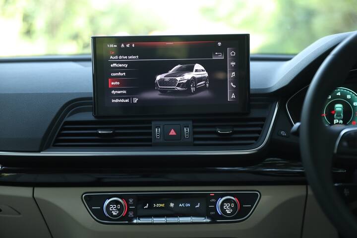 অডির সব মডেলের মতোই এখানেও শক্ত প্লাস্টিক ব্যবহার করা হয়েছে। গাড়িতে দেওয়া হয়েছে একটি ডিজিটাল ইন্সট্রুমেন্ট ক্লাস্টার। নতুন অডিতে পাবেন 10.1-ইঞ্চি টাচস্ক্রিন। আগের Q5 যা ছিল না।