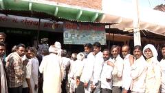 UP: बुंदेलखंड में खाद की किल्लत, ललितपुर के पाली गांव में किसान बोले-'कई दिनों से लाइन में लगे'